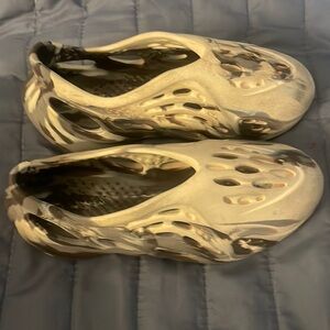 Kids Yeezy foam runners